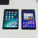 아이패드와 갤럭시탭이 나란히 탁자 위에 놓여 있는 모습