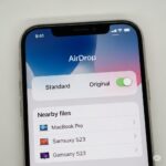 아이폰에서 에어드랍 설정을 조작하는 모습