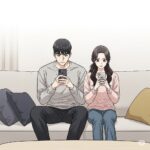 집안 소파에 나란히 앉아 스마트폰을 사용하는 30대 한국 부부